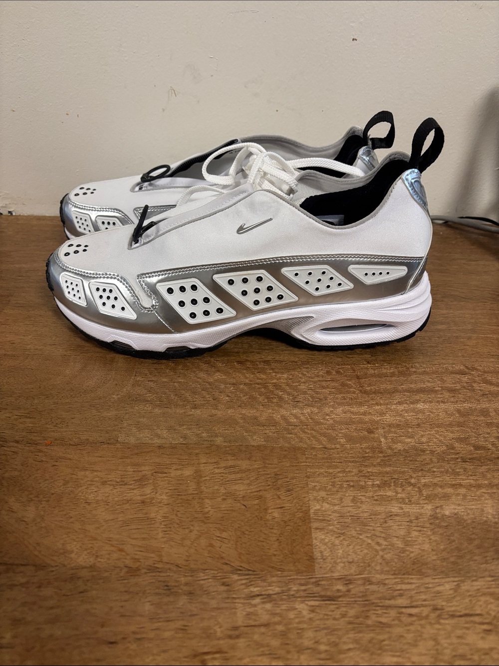 Authentic Nike Air Max Sunder SE White Metallic.Size 9.5 New